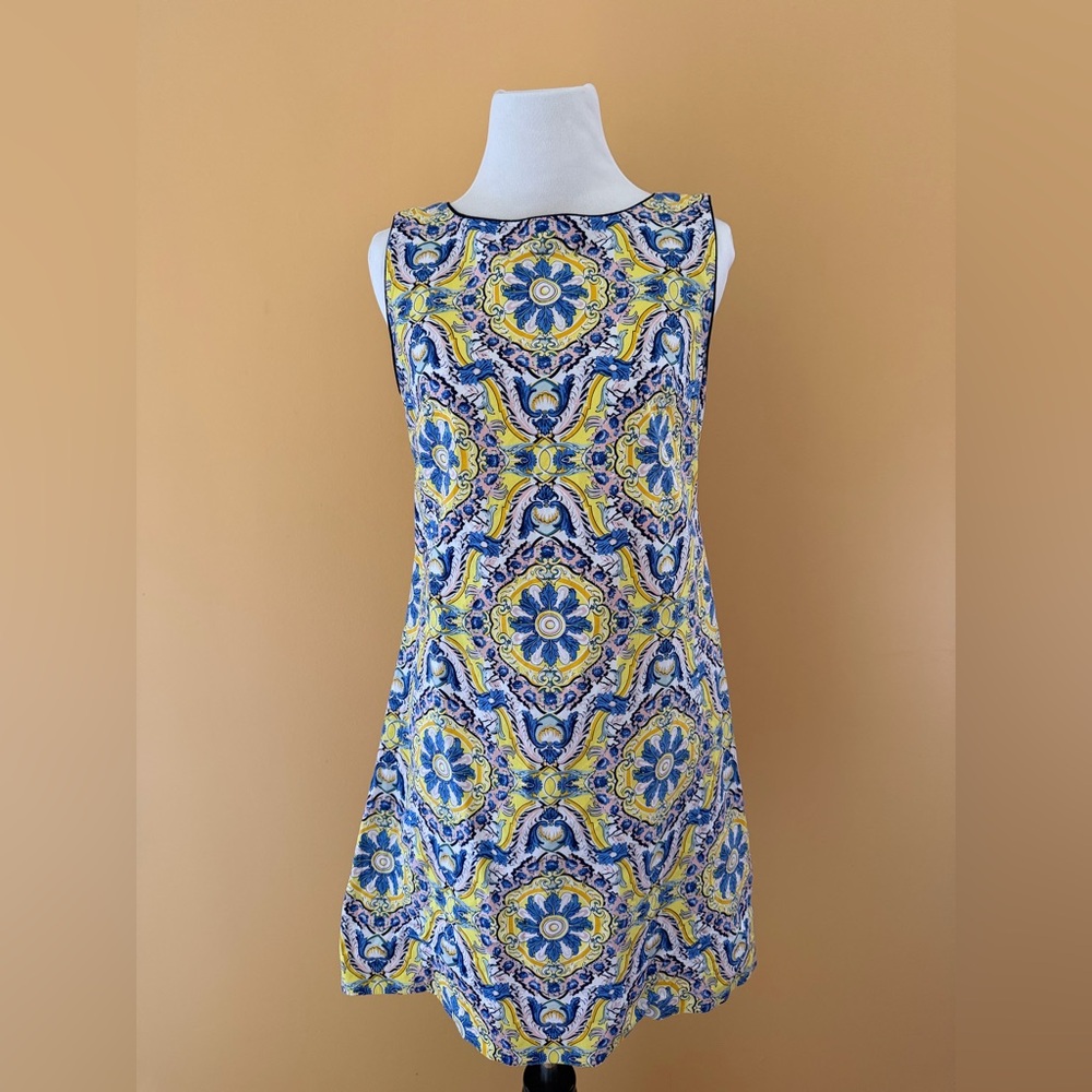 Betsey Johnson Sleeveless China Plate print Shift Dress in Blue and Yellow, sz 4
